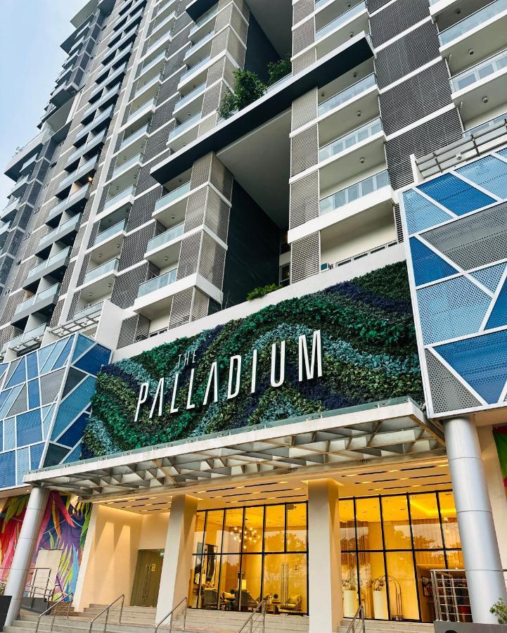 The Palladium- Serene Илойло Сити Екстериор снимка